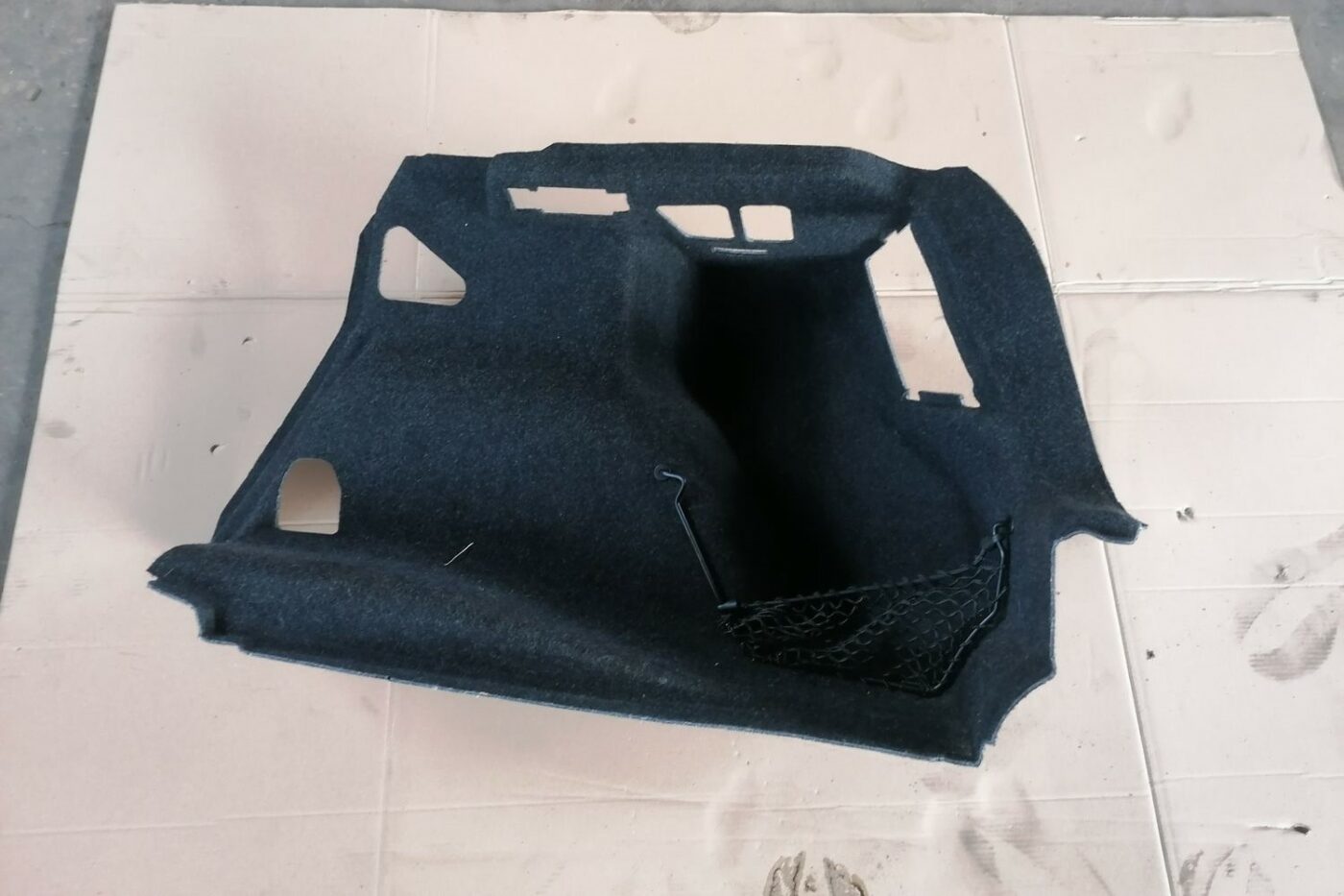 Bagāžnieka nodalījuma sānu apdare priekš BMW 1 E87 2007 GRAPHITE 1 Bagāžnieka nodalījuma sānu apdare priekš BMW 1 E87 2007 GRAPHITE