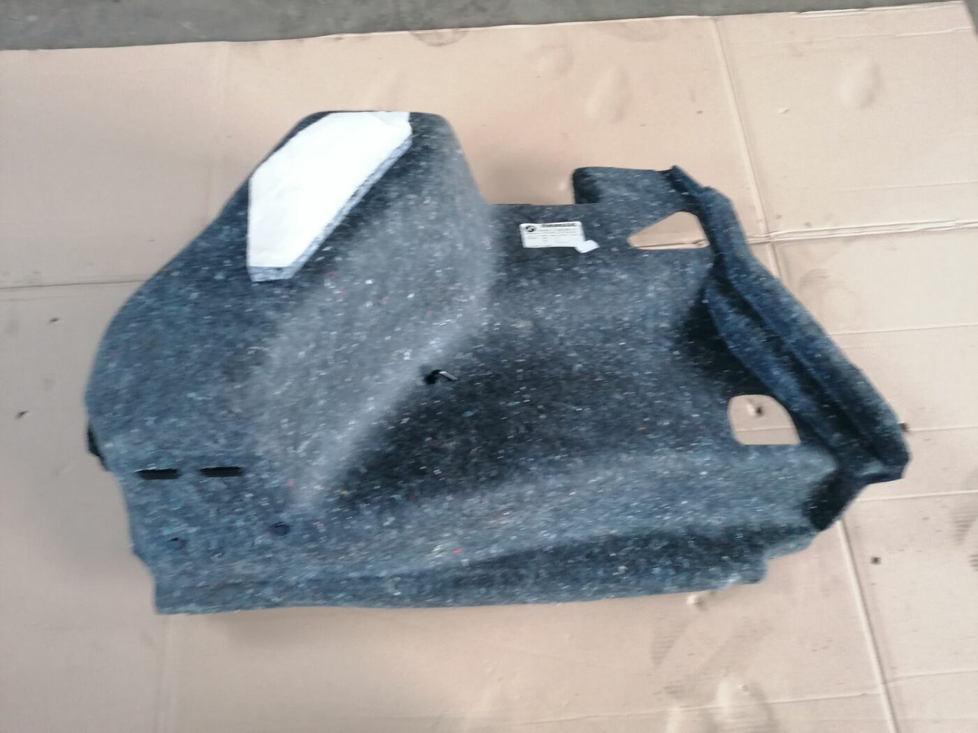 Bagāžnieka nodalījuma sānu apdare priekš BMW 1 E87 2007 GRAPHITE 4 Bagāžnieka nodalījuma sānu apdare priekš BMW 1 E87 2007 GRAPHITE