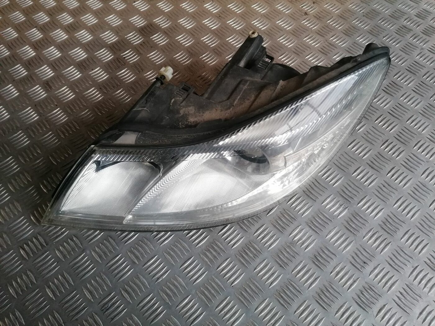 Priekšējais kreisais lukturis priekš SKODA OCTAVIA 2012 1 Priekšējais kreisais lukturis priekš SKODA OCTAVIA 2012