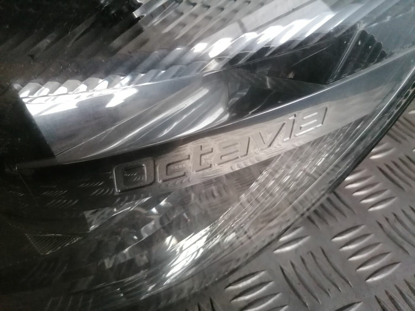 Priekšējais kreisais lukturis priekš SKODA OCTAVIA 2012 12 Priekšējais kreisais lukturis priekš SKODA OCTAVIA 2012