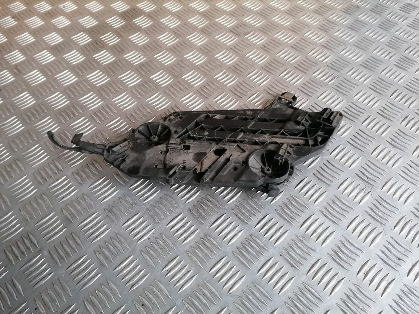 Priekšēja luktura kronšteins priekš SKODA OCTAVIA 2012 1 Priekšēja luktura kronšteins priekš SKODA OCTAVIA 2012