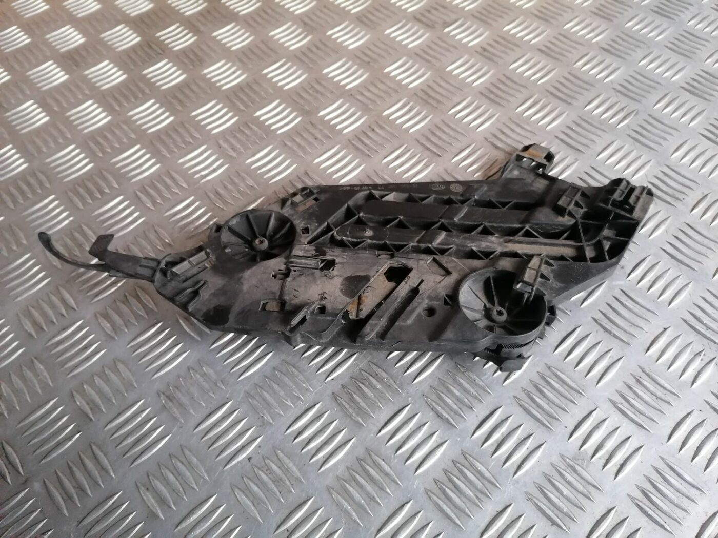 Priekšēja luktura kronšteins priekš SKODA OCTAVIA 2012 2 Priekšēja luktura kronšteins priekš SKODA OCTAVIA 2012