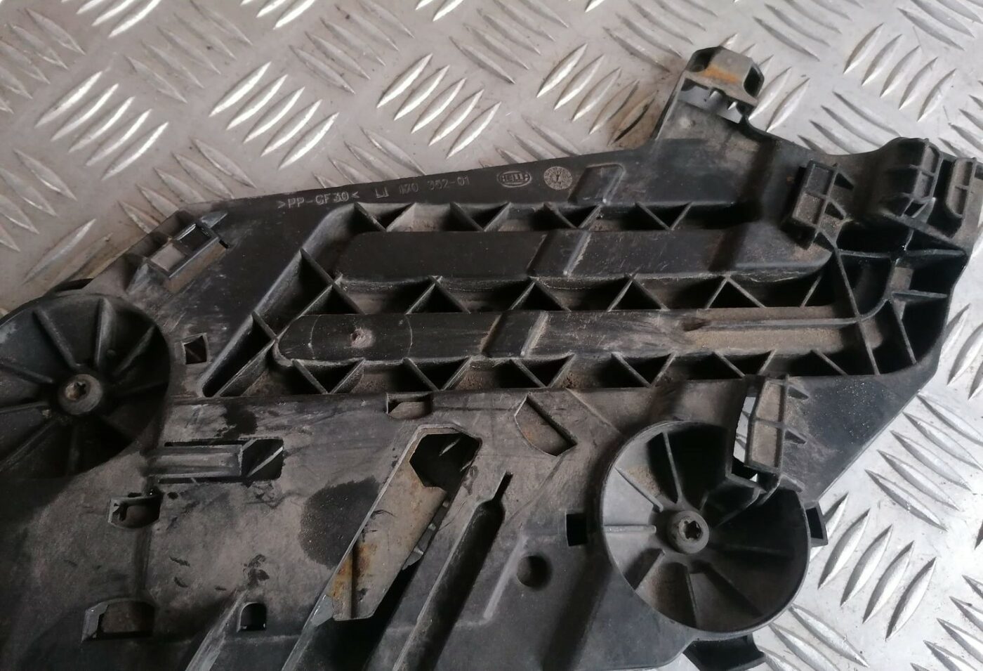 Priekšēja luktura kronšteins priekš SKODA OCTAVIA 2012 5 Priekšēja luktura kronšteins priekš SKODA OCTAVIA 2012