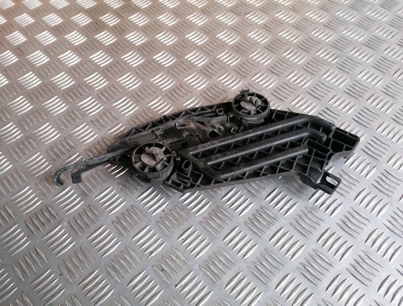 Priekšēja luktura kronšteins priekš SKODA OCTAVIA 2012 3 Priekšēja luktura kronšteins priekš SKODA OCTAVIA 2012