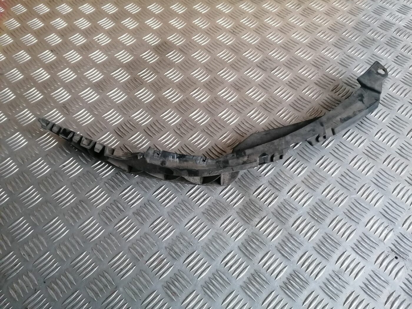 Priekšēja bufera labais kronšteins priekš SKODA OCTAVIA 2012 1 Priekšēja bufera labais kronšteins priekš SKODA OCTAVIA 2012