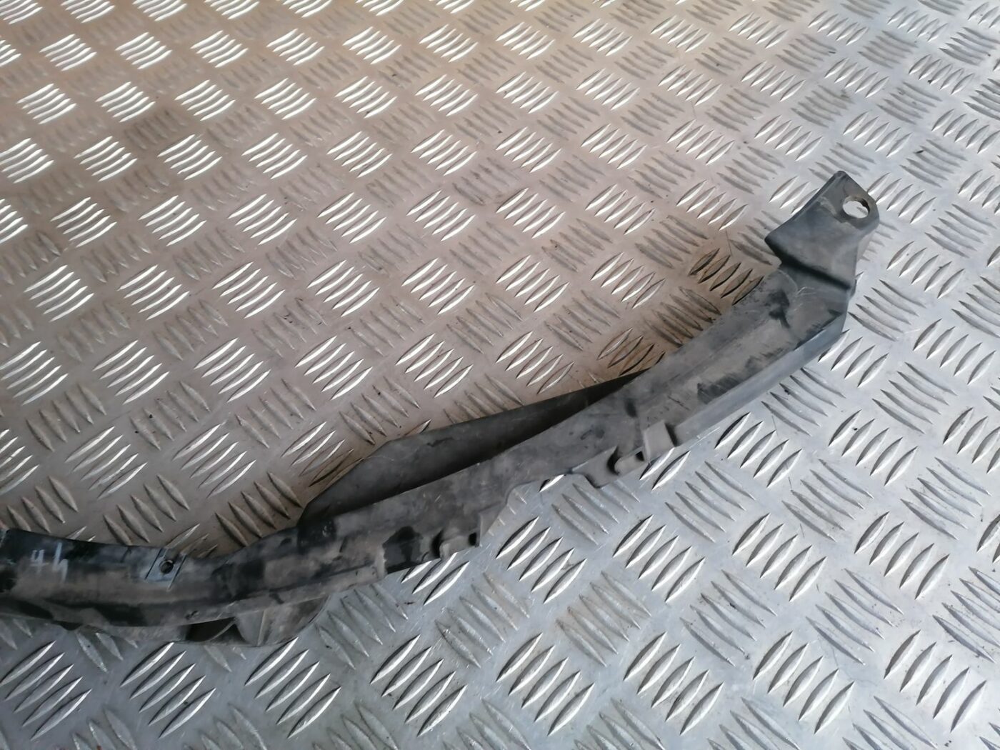 Priekšēja bufera labais kronšteins priekš SKODA OCTAVIA 2012 5 Priekšēja bufera labais kronšteins priekš SKODA OCTAVIA 2012