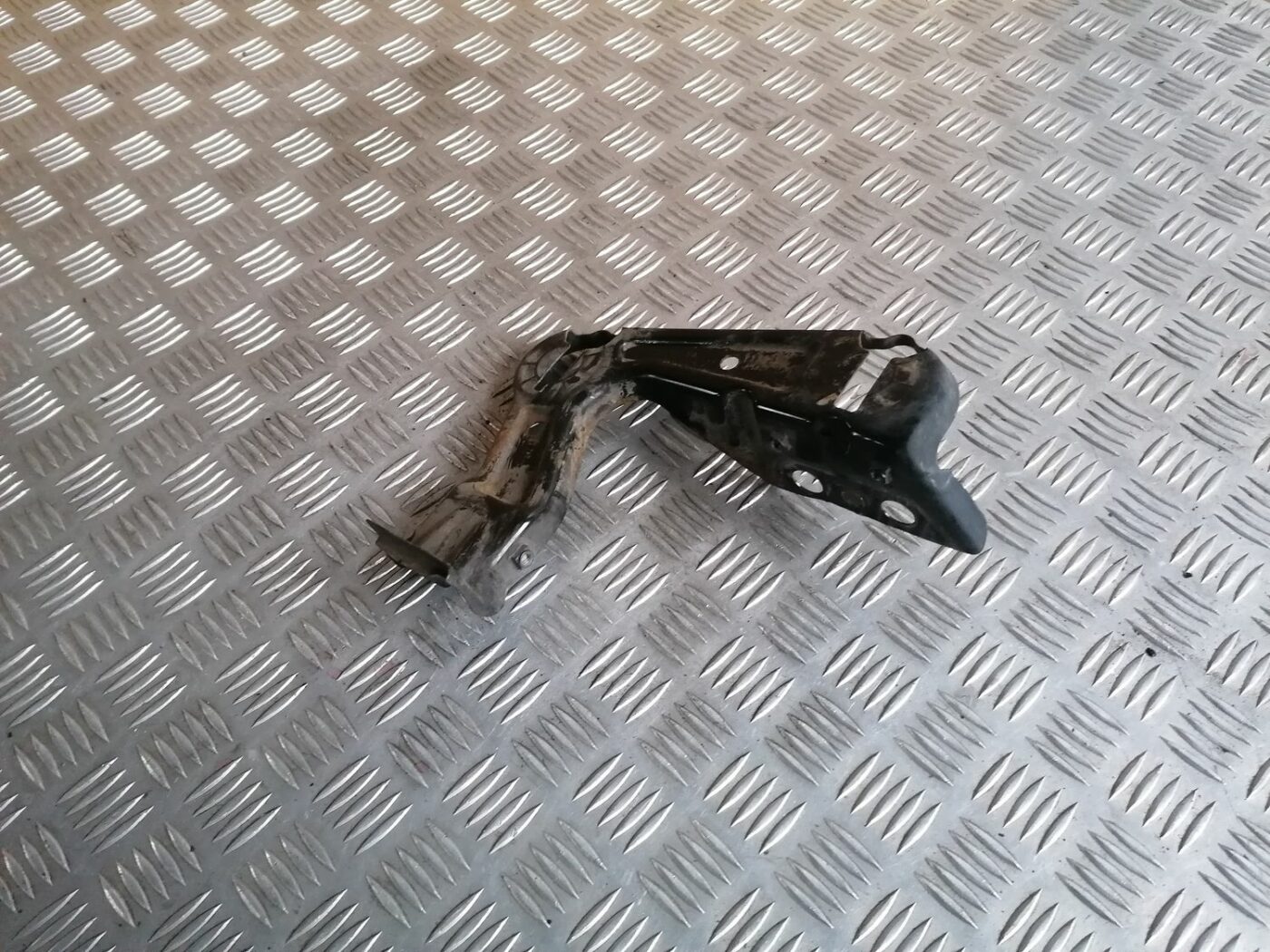 Priekšēja luktura kronšteins priekš SKODA OCTAVIA 2012 1 Priekšēja luktura kronšteins priekš SKODA OCTAVIA 2012