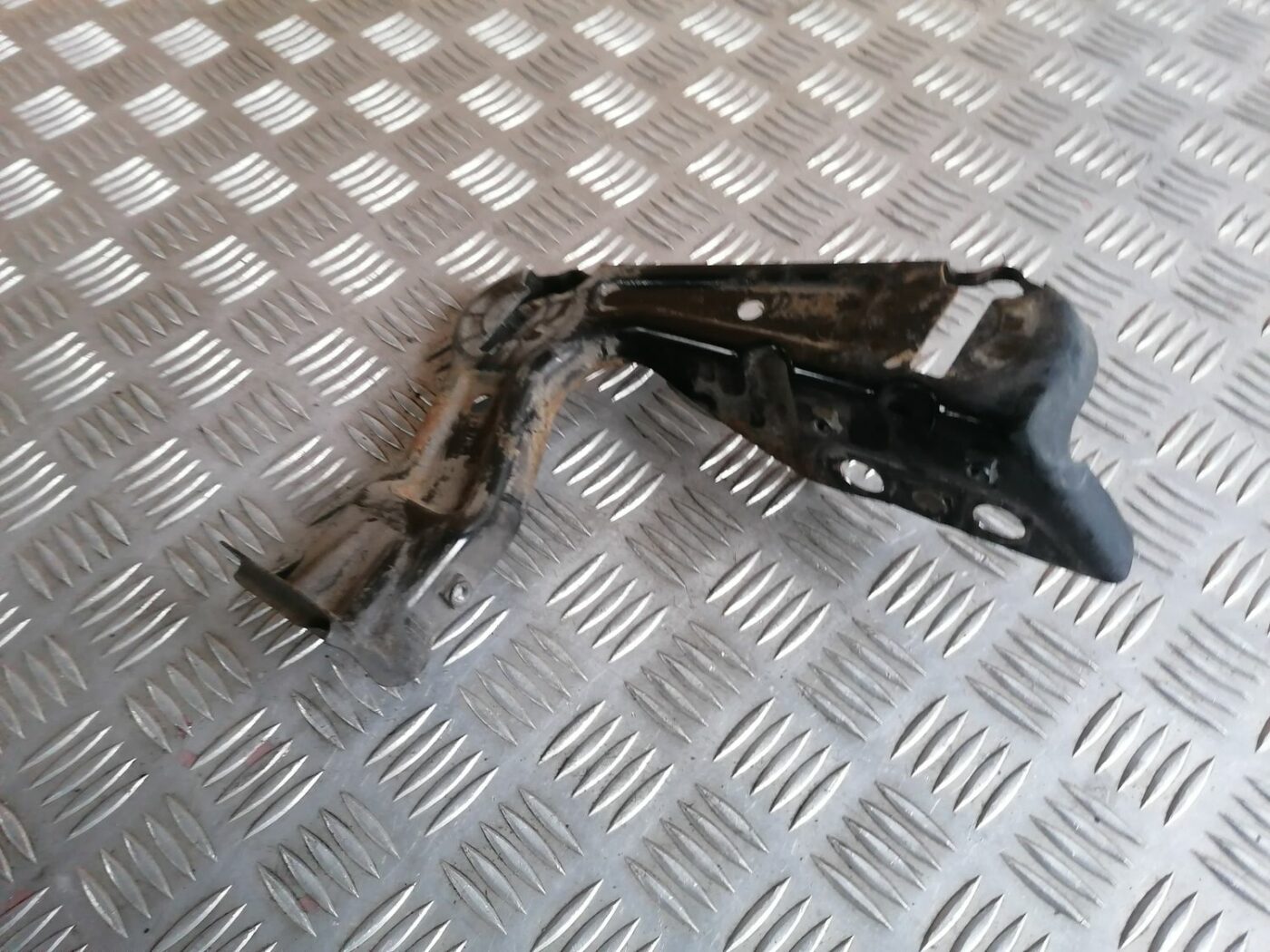 Priekšēja luktura kronšteins priekš SKODA OCTAVIA 2012 2 Priekšēja luktura kronšteins priekš SKODA OCTAVIA 2012