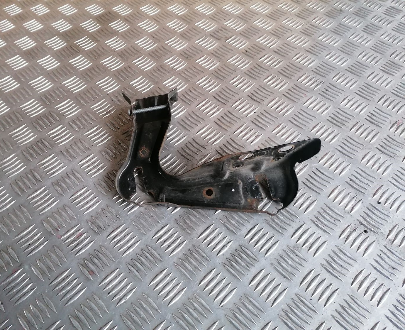 Priekšēja luktura kronšteins priekš SKODA OCTAVIA 2012 4 Priekšēja luktura kronšteins priekš SKODA OCTAVIA 2012