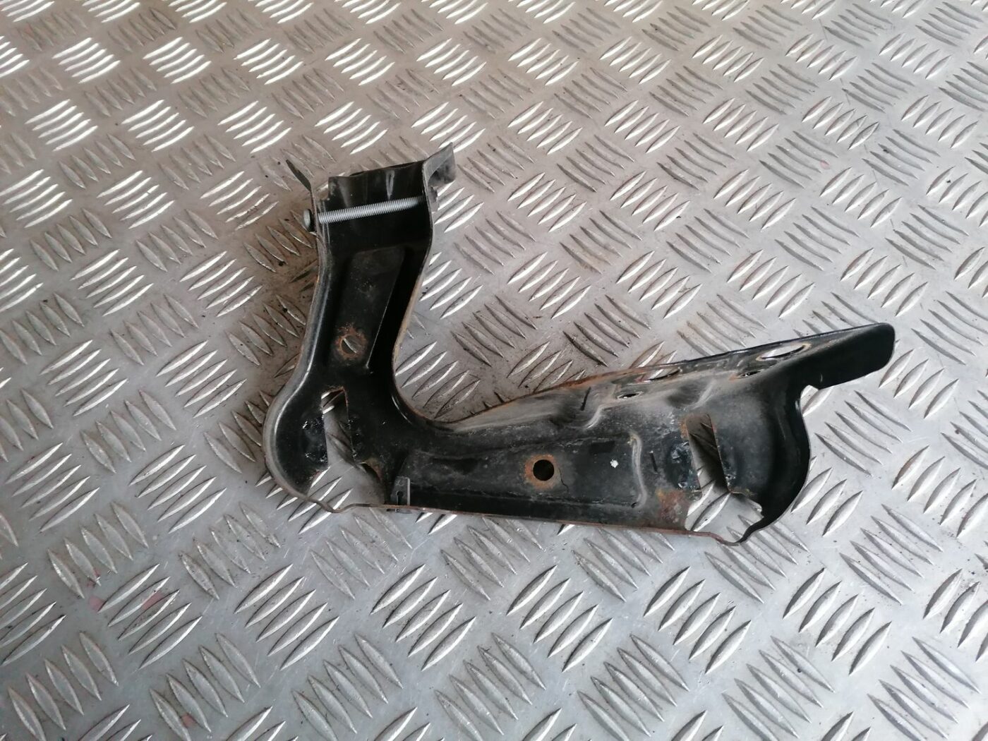 Priekšēja luktura kronšteins priekš SKODA OCTAVIA 2012 3 Priekšēja luktura kronšteins priekš SKODA OCTAVIA 2012