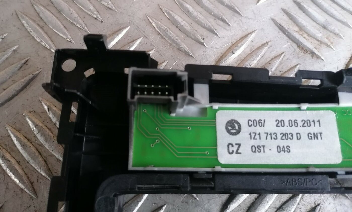 Ātrumu pārslēgšanas vadības panelis priekš SKODA OCTAVIA 2012 3 Ātrumu pārslēgšanas vadības panelis priekš SKODA OCTAVIA 2012