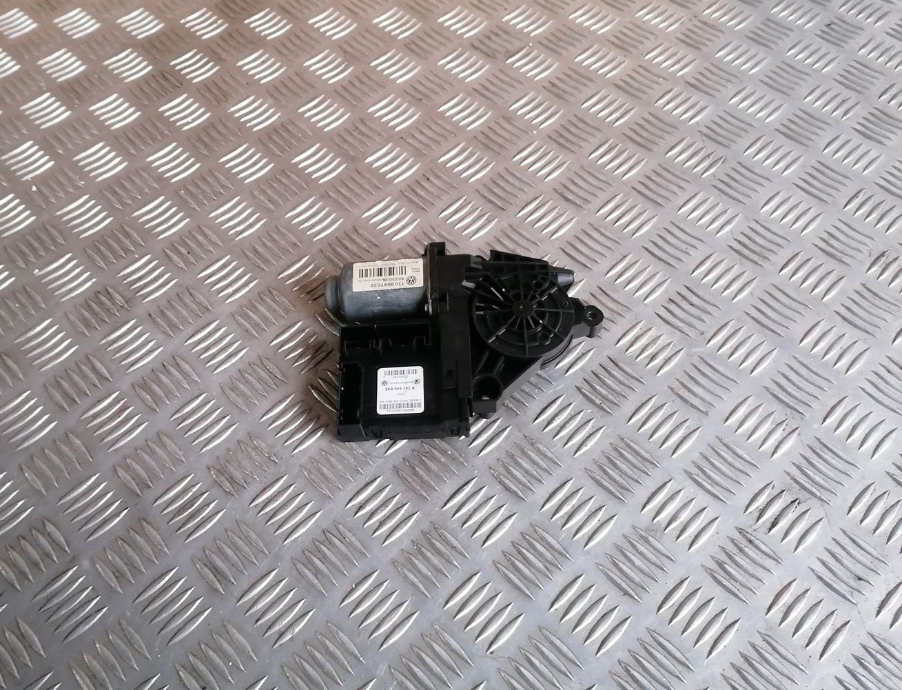 Elektrisko stiklu motors priekš SKODA OCTAVIA 2012 1 Elektrisko stiklu motors priekš SKODA OCTAVIA 2012