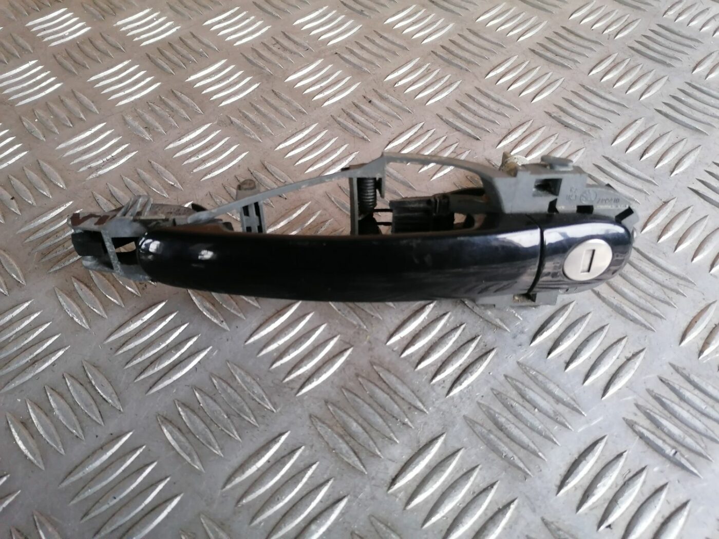 Priekšējāis kreisais durvju rokturis priekš SKODA OCTAVIA 2012 2 Priekšējāis kreisais durvju rokturis priekš SKODA OCTAVIA 2012