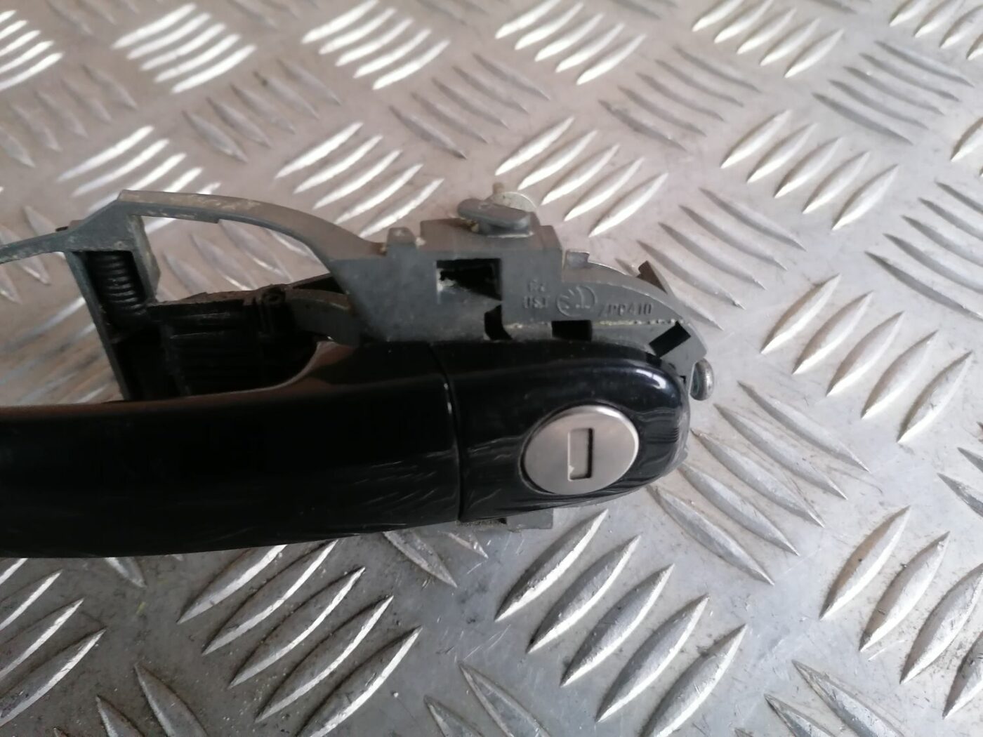 Priekšējāis kreisais durvju rokturis priekš SKODA OCTAVIA 2012 7 Priekšējāis kreisais durvju rokturis priekš SKODA OCTAVIA 2012