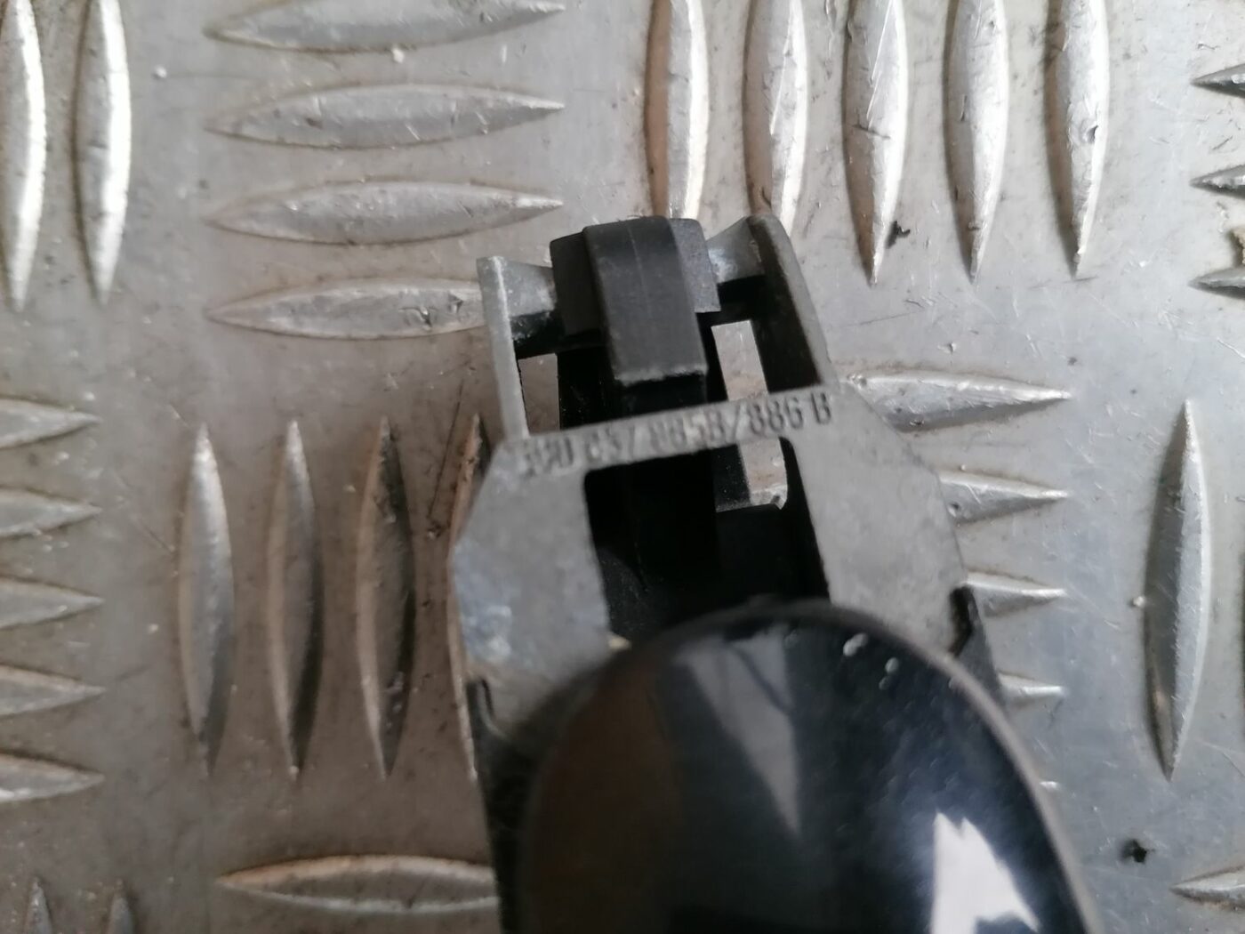 Priekšējāis kreisais durvju rokturis priekš SKODA OCTAVIA 2012 6 Priekšējāis kreisais durvju rokturis priekš SKODA OCTAVIA 2012