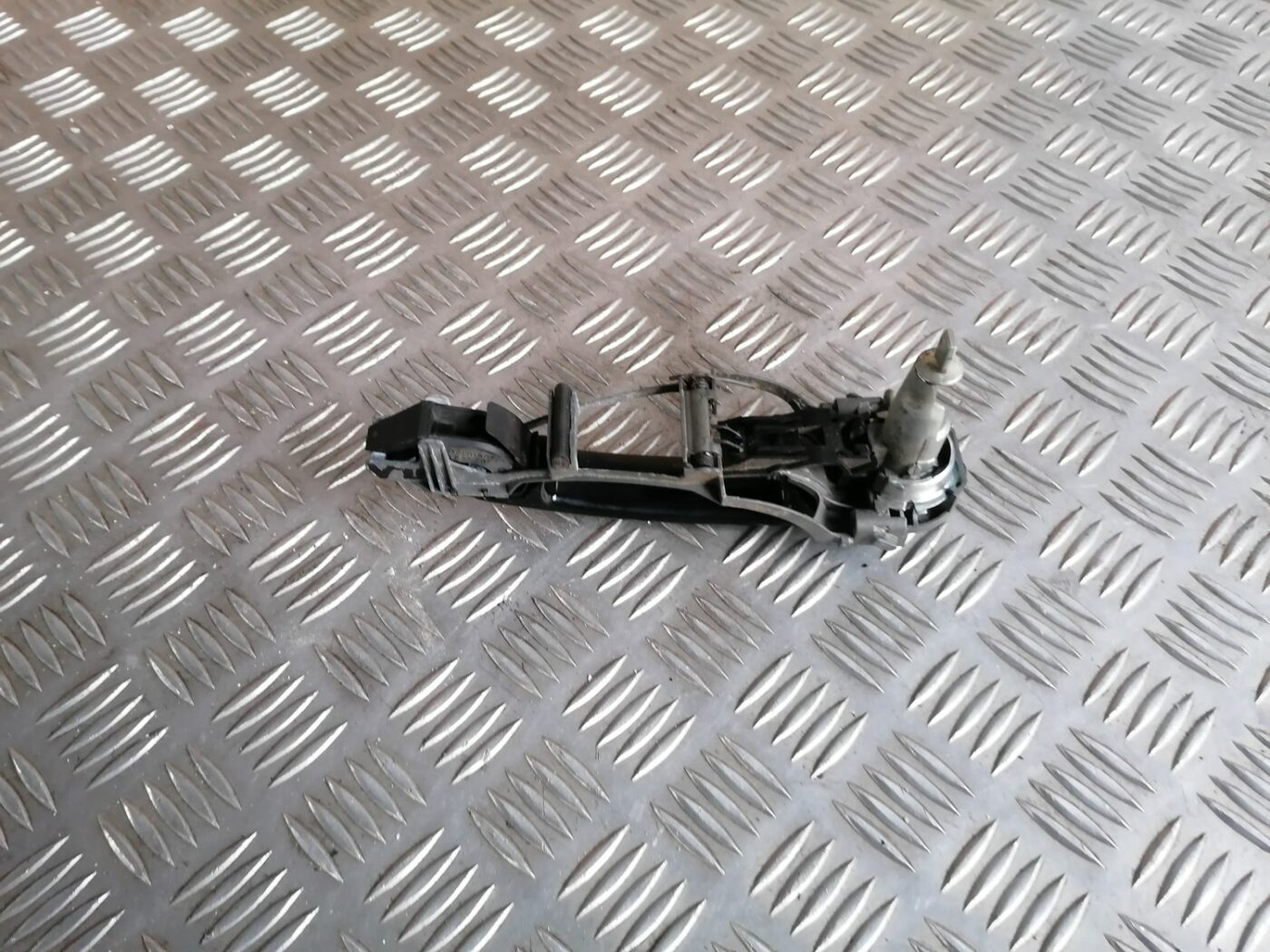 Priekšējāis kreisais durvju rokturis priekš SKODA OCTAVIA 2012 5 Priekšējāis kreisais durvju rokturis priekš SKODA OCTAVIA 2012