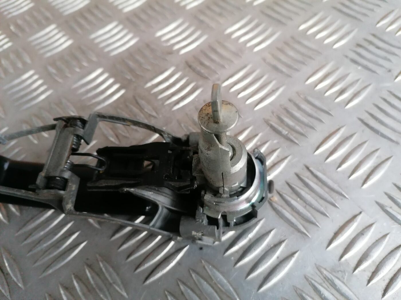 Priekšējāis kreisais durvju rokturis priekš SKODA OCTAVIA 2012 4 Priekšējāis kreisais durvju rokturis priekš SKODA OCTAVIA 2012