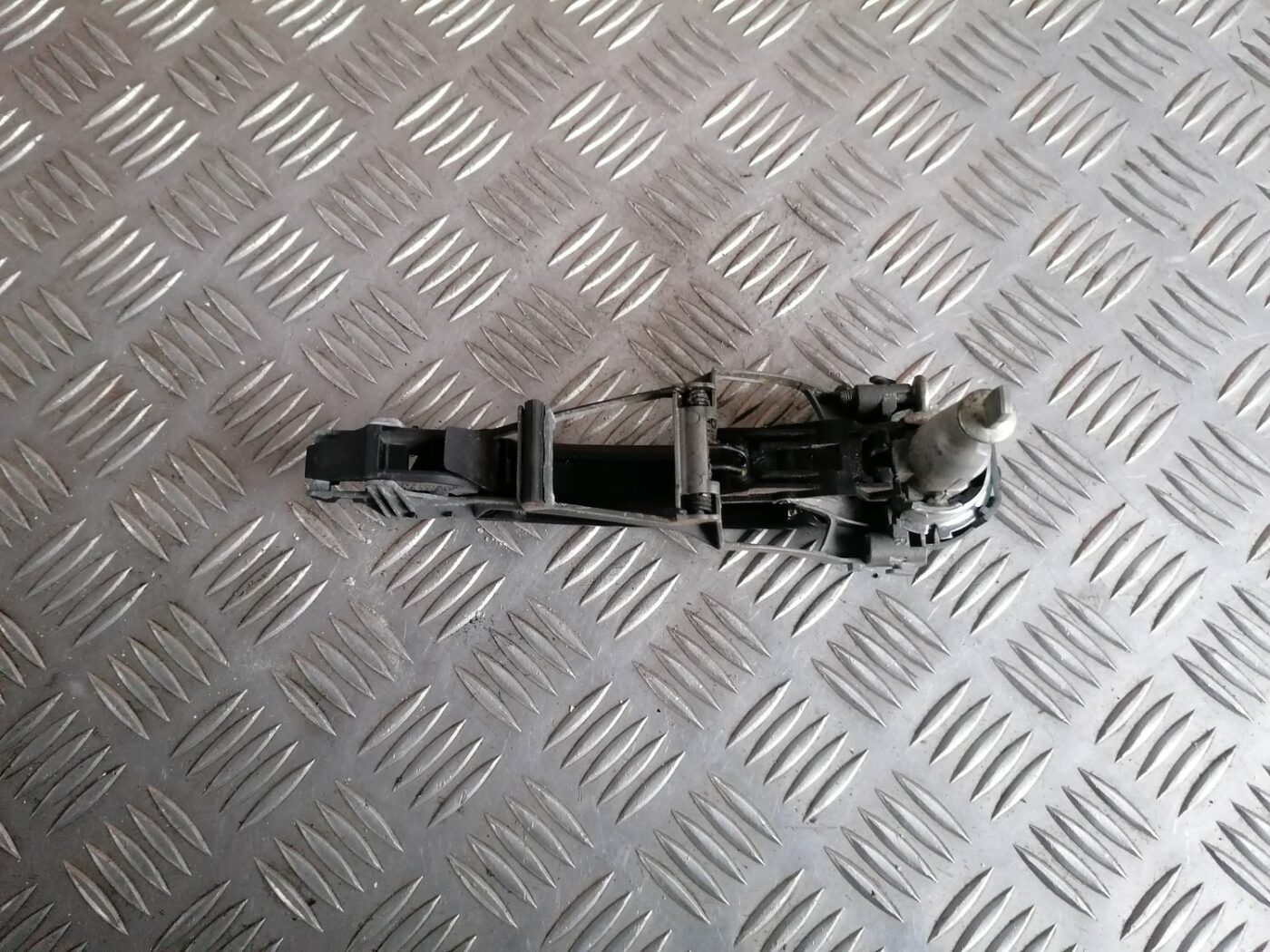 Priekšējāis kreisais durvju rokturis priekš SKODA OCTAVIA 2012 3 Priekšējāis kreisais durvju rokturis priekš SKODA OCTAVIA 2012