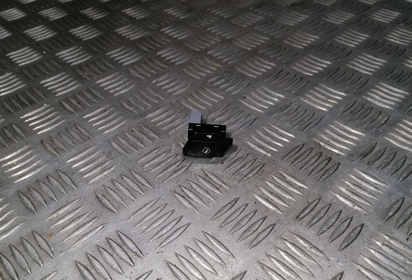 Stikla pacelšanas poga priekš SKODA OCTAVIA 2012 1 Stikla pacelšanas poga priekš SKODA OCTAVIA 2012