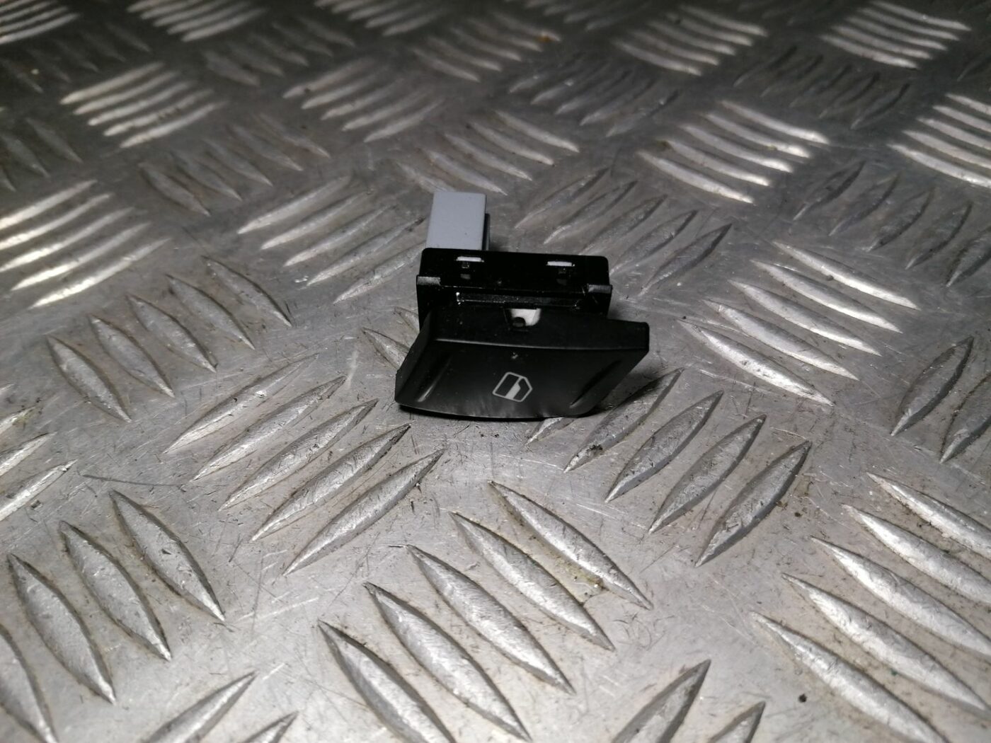 Stikla pacelšanas poga priekš SKODA OCTAVIA 2012 2 Stikla pacelšanas poga priekš SKODA OCTAVIA 2012