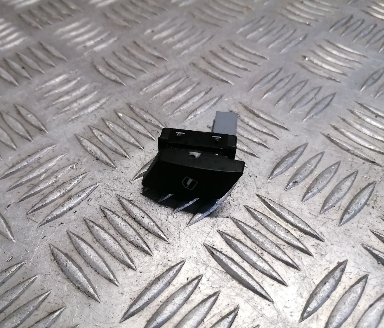 Stikla pacelšanas poga priekš SKODA OCTAVIA 2012 2 Stikla pacelšanas poga priekš SKODA OCTAVIA 2012