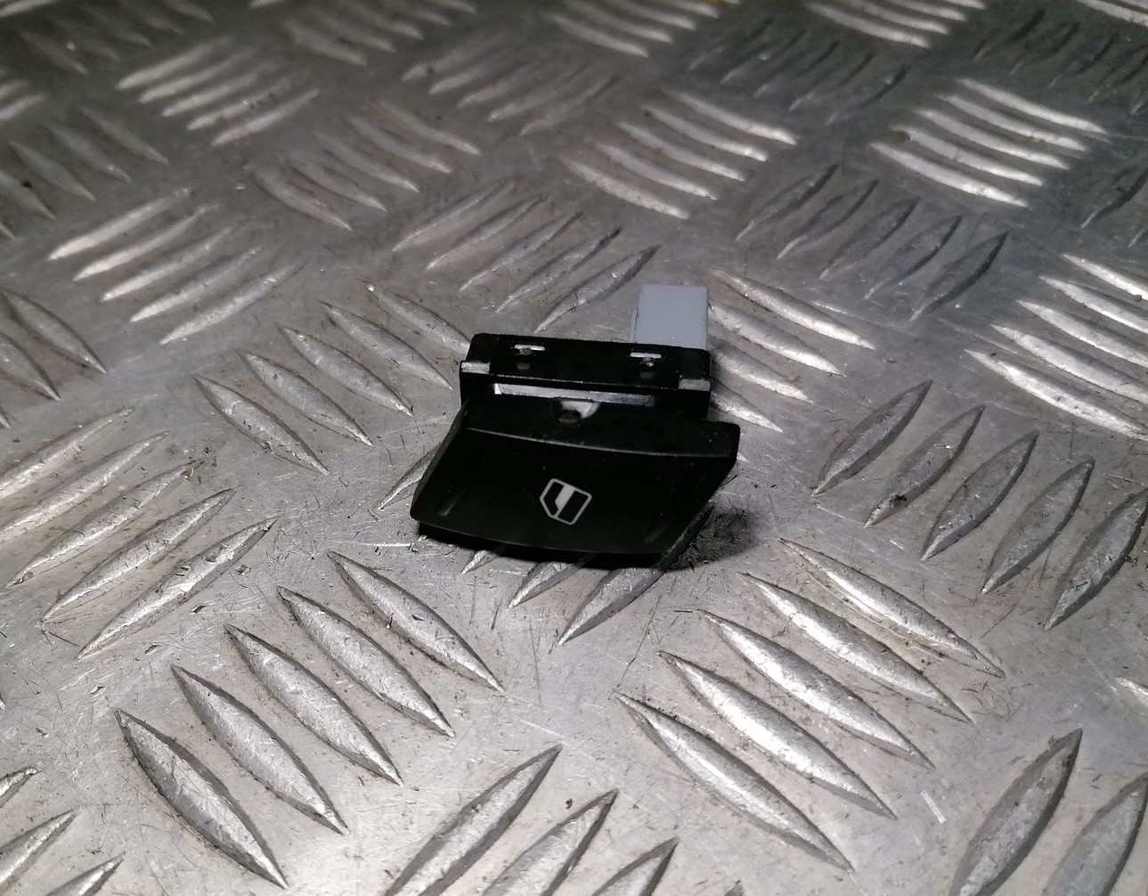 Stikla pacelšanas poga priekš SKODA OCTAVIA 2012 5 Stikla pacelšanas poga priekš SKODA OCTAVIA 2012