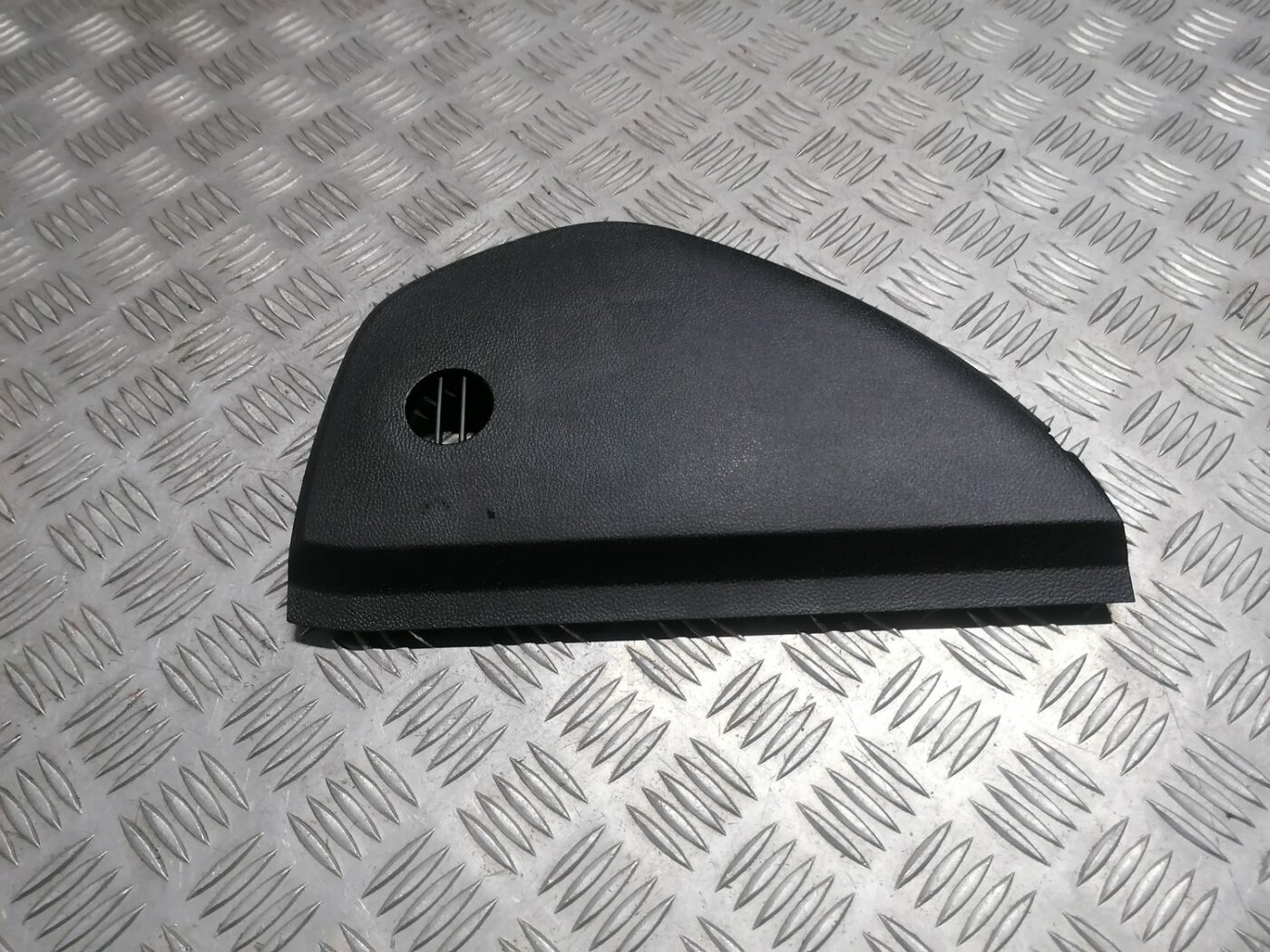 Mērinstrumentu paneļa sānu apdare priekš SKODA OCTAVIA 2012 2 Mērinstrumentu paneļa sānu apdare priekš SKODA OCTAVIA 2012