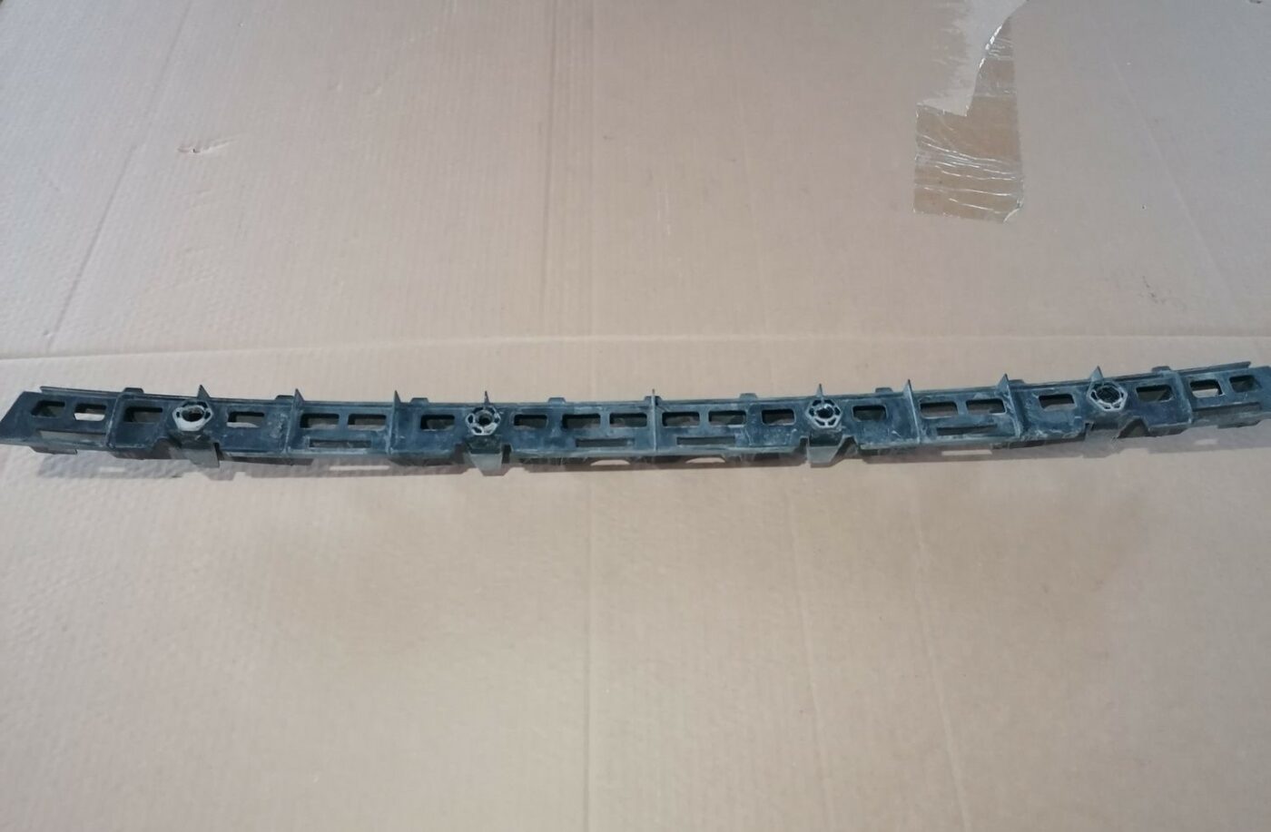 Aizmugurējā bufera centrālais stiprinājums priekš SKODA OCTAVIA 2012 4 Aizmugurējā bufera centrālais stiprinājums priekš SKODA OCTAVIA 2012