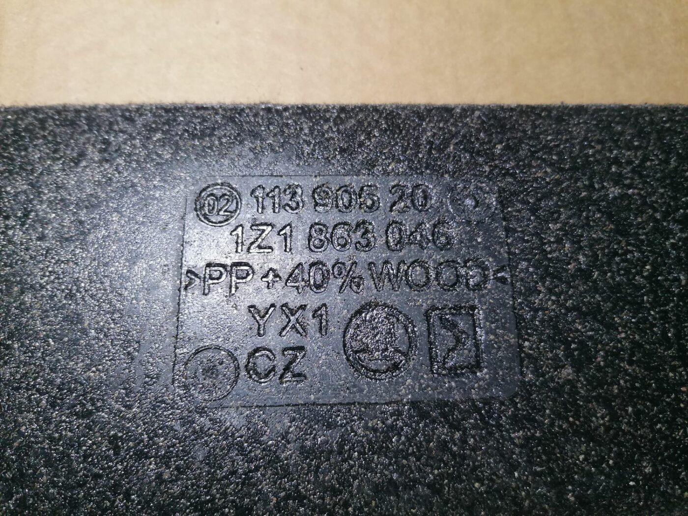 Centrālās konsoles (apdares) sānu panelis priekš SKODA OCTAVIA 2012