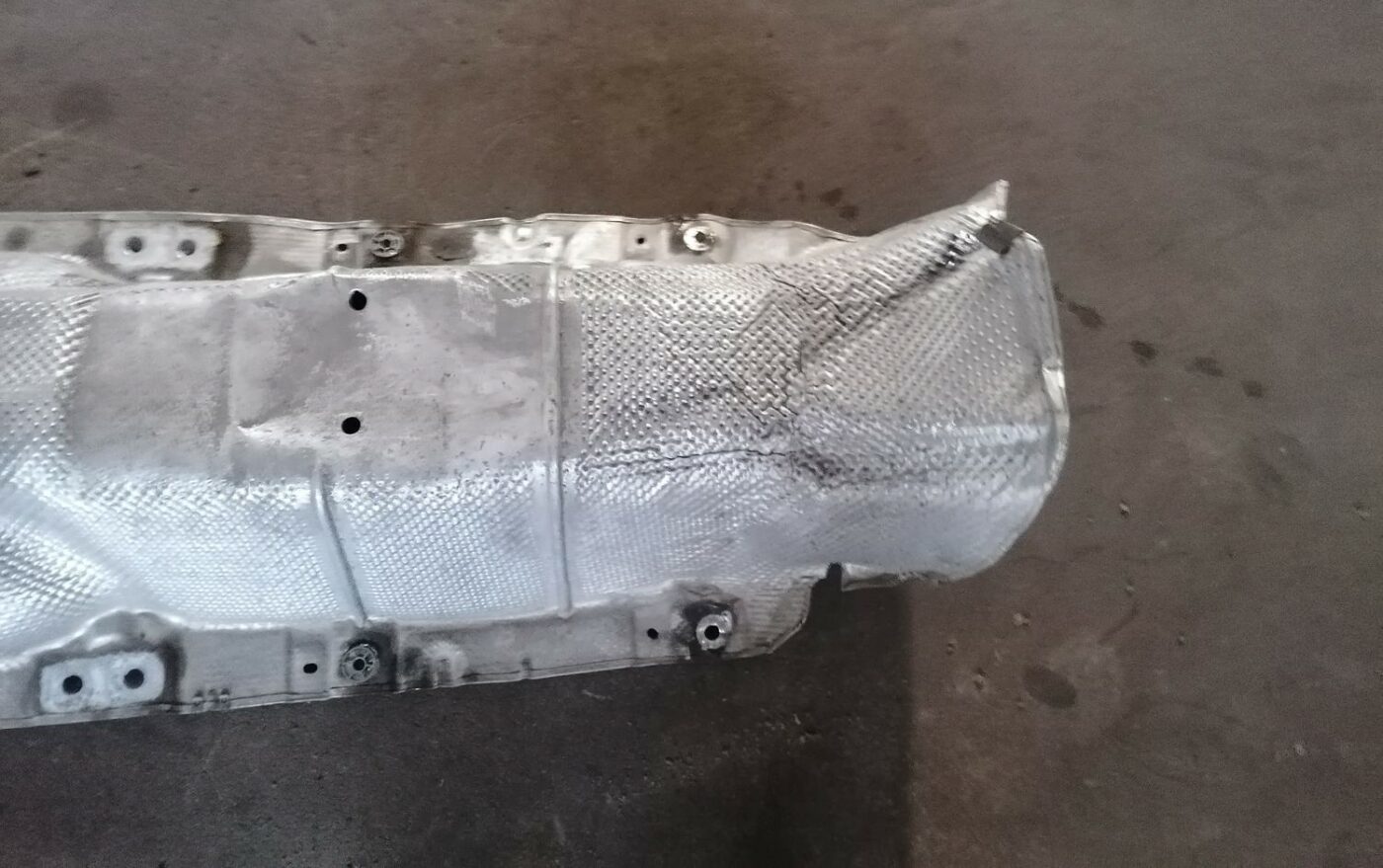 Izpūtēja sistēmas karstuma aizsargs priekš SKODA OCTAVIA 2012 2 Izpūtēja sistēmas karstuma aizsargs priekš SKODA OCTAVIA 2012