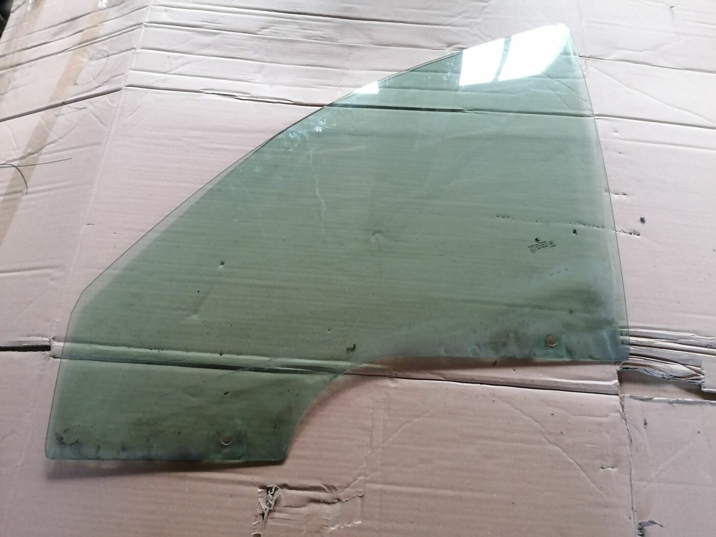 Priekšējo kreiso durvju stikls priekš SKODA OCTAVIA 2012 1 Priekšējo kreiso durvju stikls priekš SKODA OCTAVIA 2012