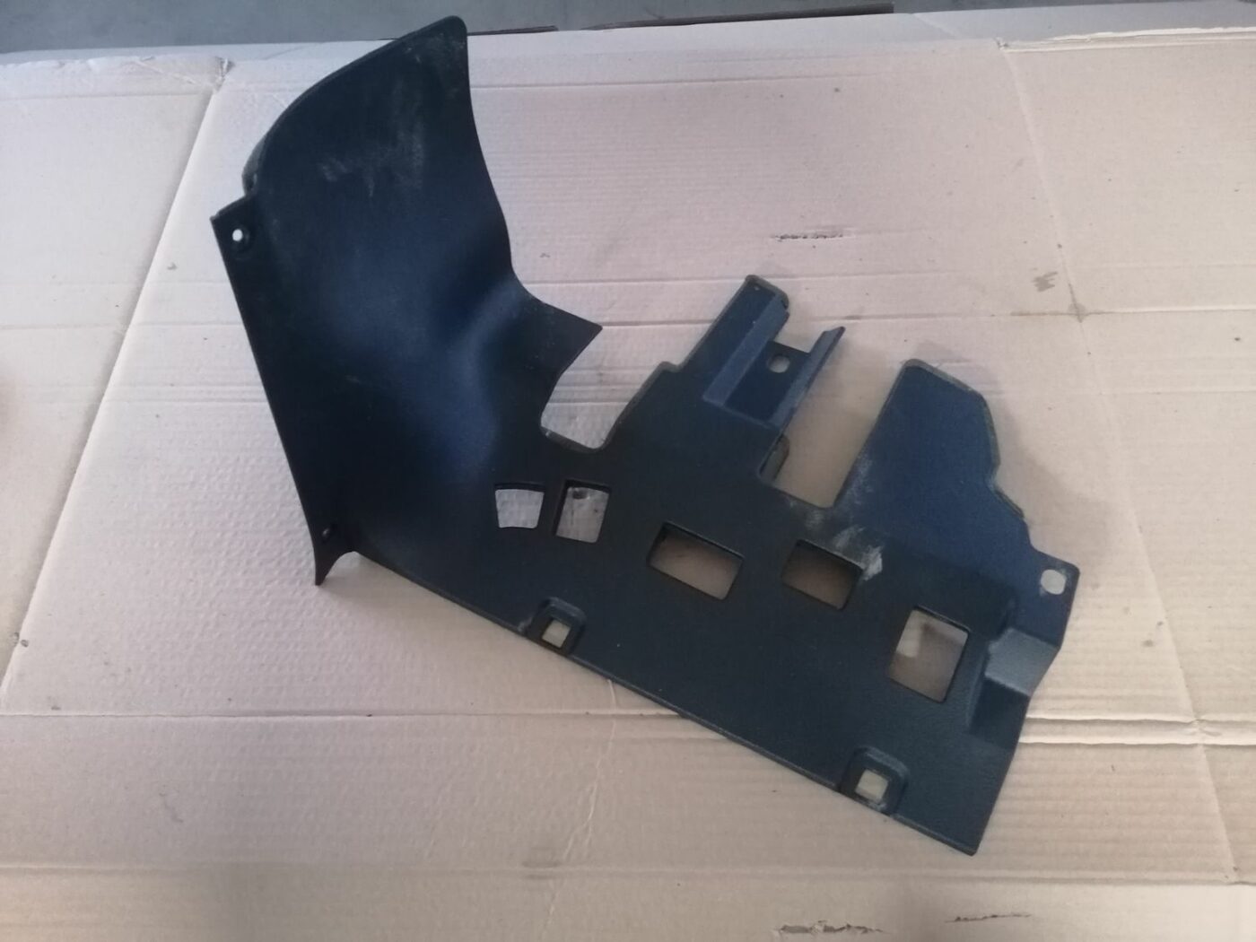 Mērinstrumentu paneļa apakšēja apdare priekš OPEL ZAFIRA 2002 1 Mērinstrumentu paneļa apakšēja apdare priekš OPEL ZAFIRA 2002