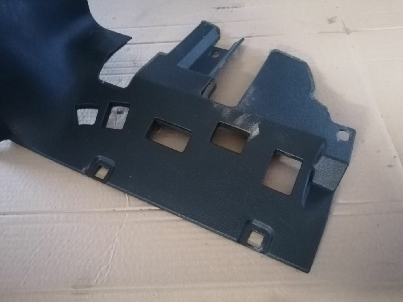 Mērinstrumentu paneļa apakšēja apdare priekš OPEL ZAFIRA 2002 2 Mērinstrumentu paneļa apakšēja apdare priekš OPEL ZAFIRA 2002