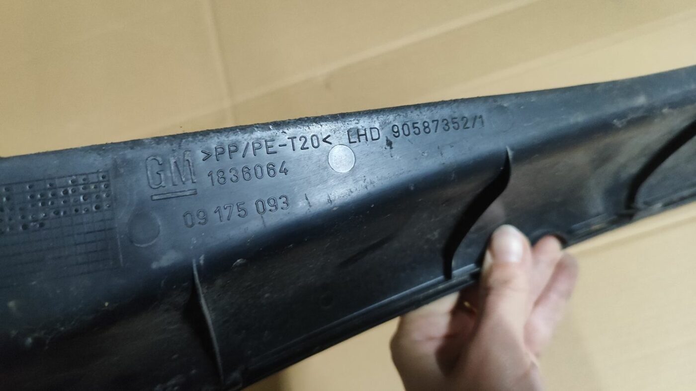 Vējstikla uzlikas (deflektora) režģis priekš OPEL ZAFIRA 2002