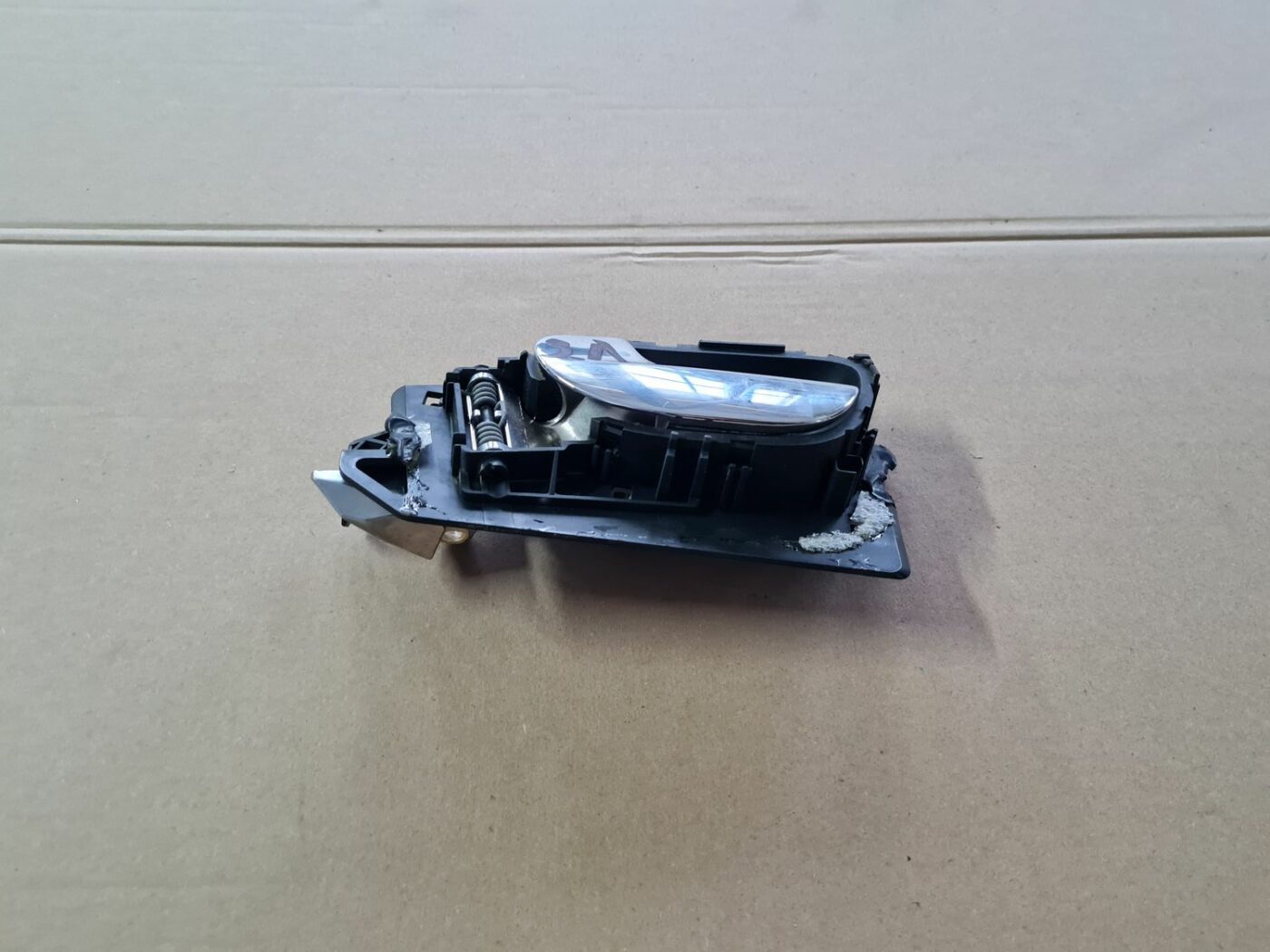 Salona durvju rokturis, aizmugures kreisais priekš PEUGEOT 307 2003 1 Salona durvju rokturis, aizmugures kreisais priekš PEUGEOT 307 2003