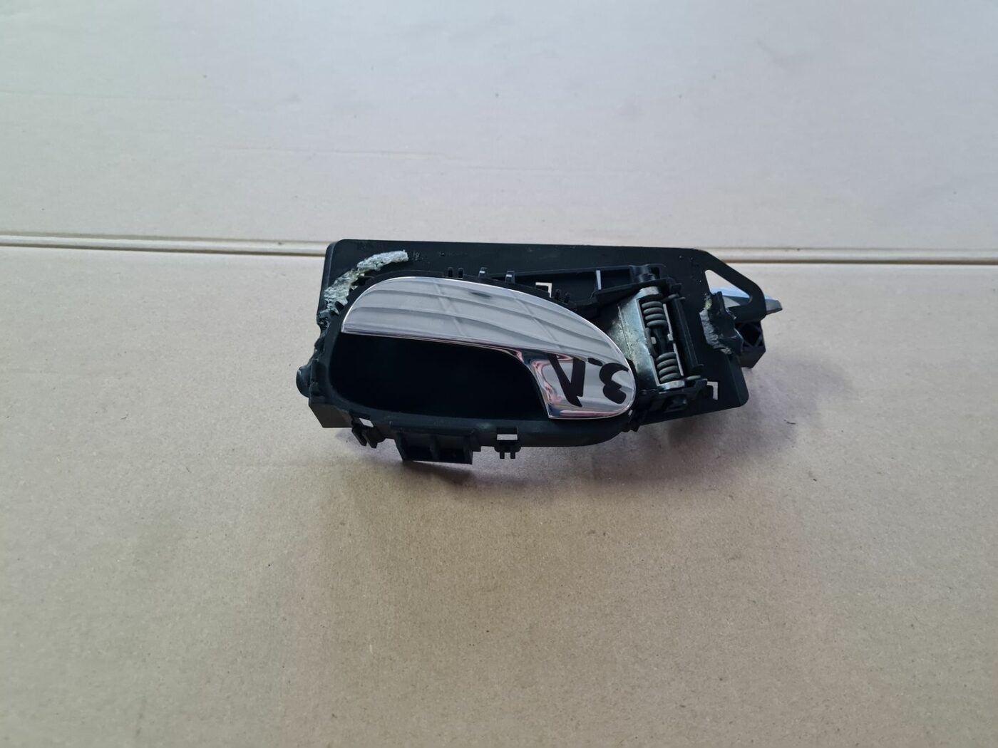 Salona durvju rokturis, aizmugures kreisais priekš PEUGEOT 307 2003 2 Salona durvju rokturis, aizmugures kreisais priekš PEUGEOT 307 2003