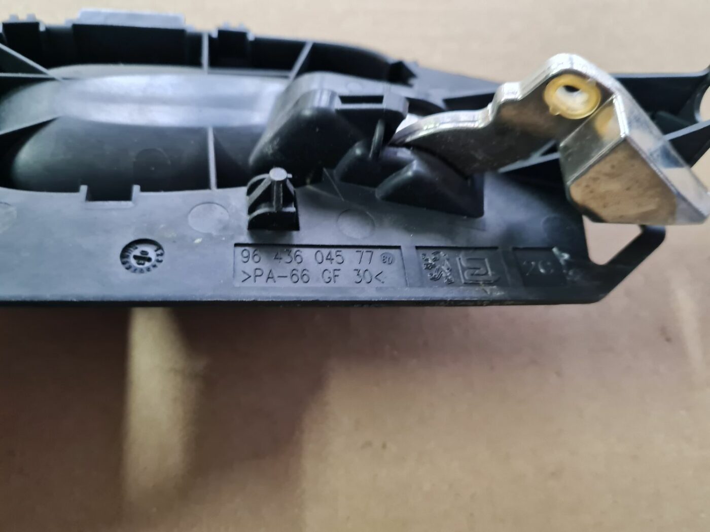 Salona durvju rokturis, aizmugures kreisais priekš PEUGEOT 307 2003 3 Salona durvju rokturis, aizmugures kreisais priekš PEUGEOT 307 2003