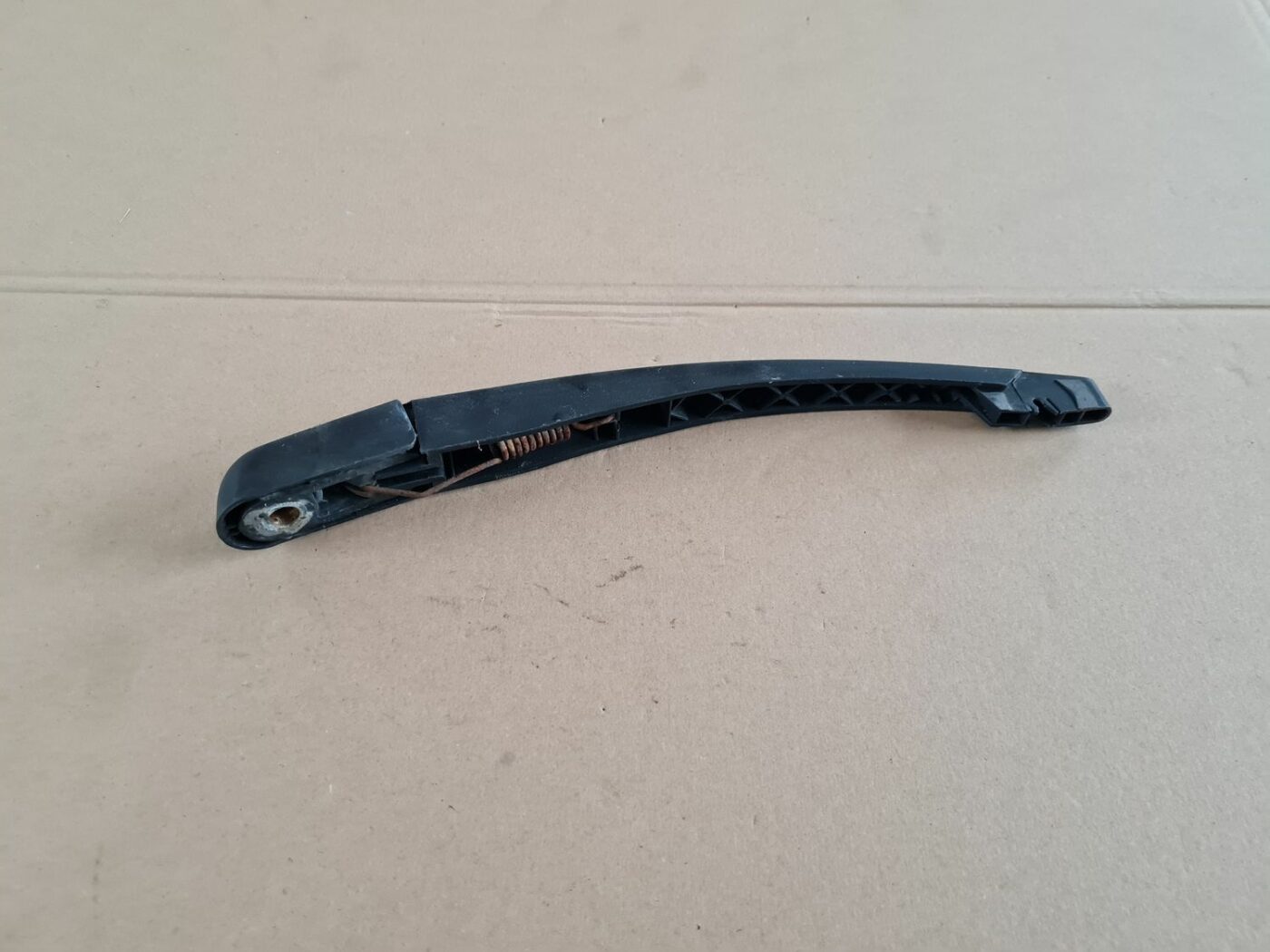 Aizmugurējā loga tīrītāja slotiņa priekš PEUGEOT 307 2003 2 Aizmugurējā loga tīrītāja slotiņa priekš PEUGEOT 307 2003