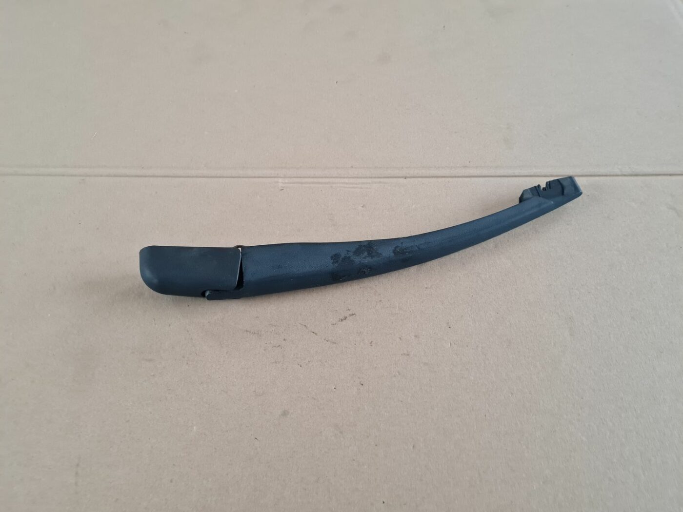 Aizmugurējā loga tīrītāja slotiņa priekš PEUGEOT 307 2003 3 Aizmugurējā loga tīrītāja slotiņa priekš PEUGEOT 307 2003