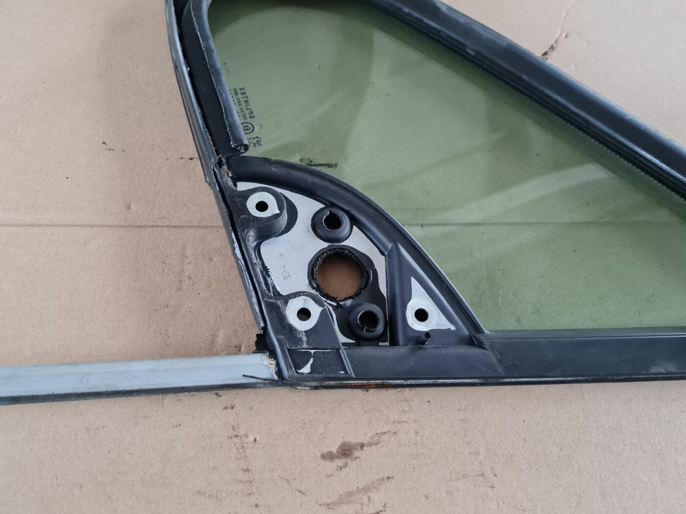 Priekšējais sānu stikls, pa labi priekš PEUGEOT 307 2003 3 Priekšējais sānu stikls, pa labi priekš PEUGEOT 307 2003