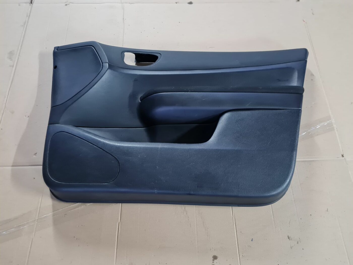 Priekšējo labo durvju apdare priekš PEUGEOT 307 2003 1 Priekšējo labo durvju apdare priekš PEUGEOT 307 2003