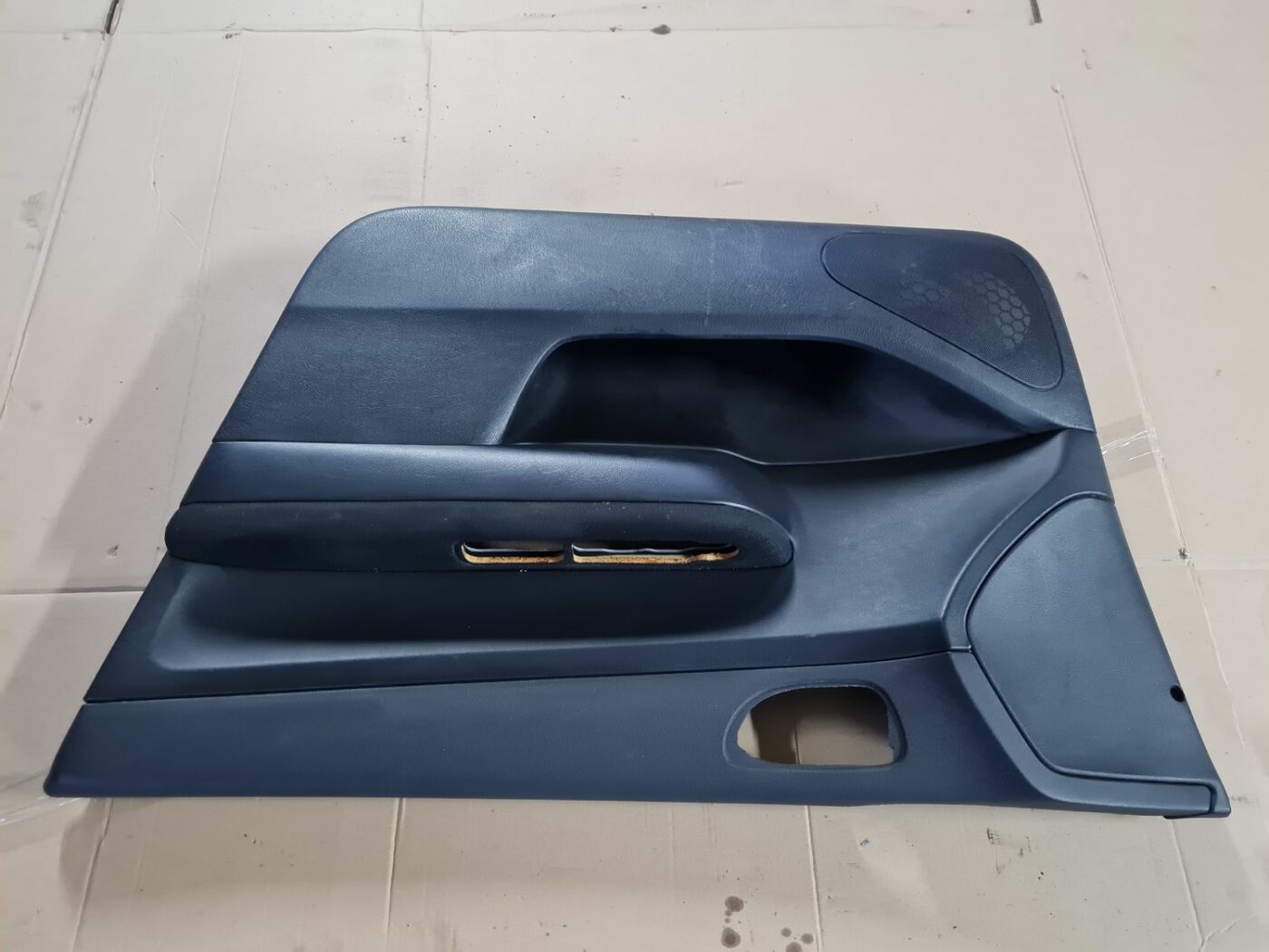 Priekšējo labo durvju apdare priekš PEUGEOT 307 2003 4 Priekšējo labo durvju apdare priekš PEUGEOT 307 2003