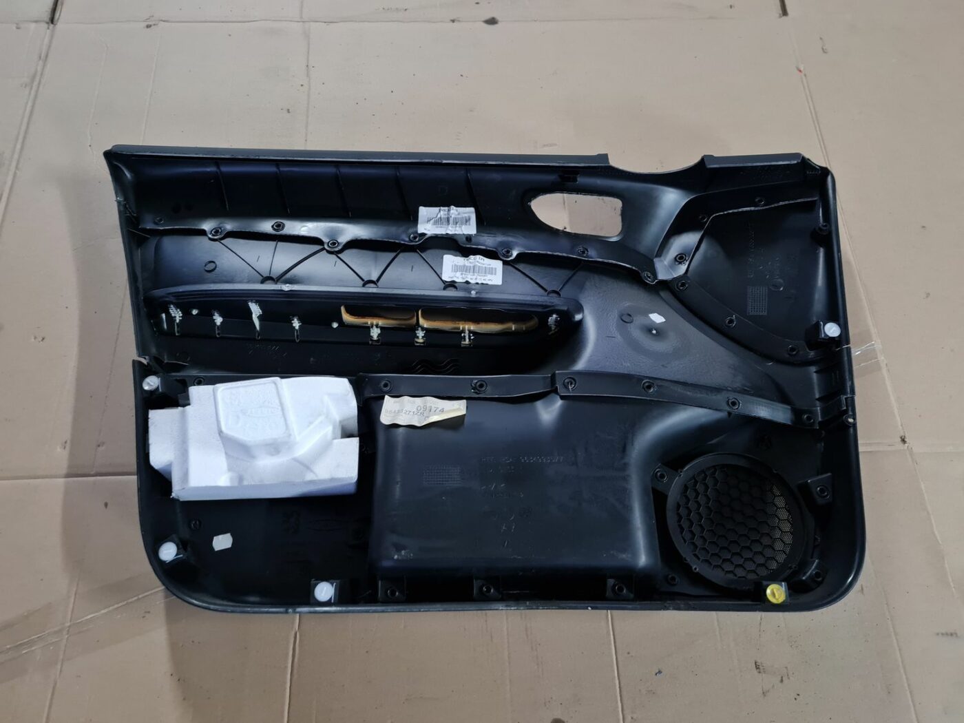 Priekšējo labo durvju apdare priekš PEUGEOT 307 2003 5 Priekšējo labo durvju apdare priekš PEUGEOT 307 2003