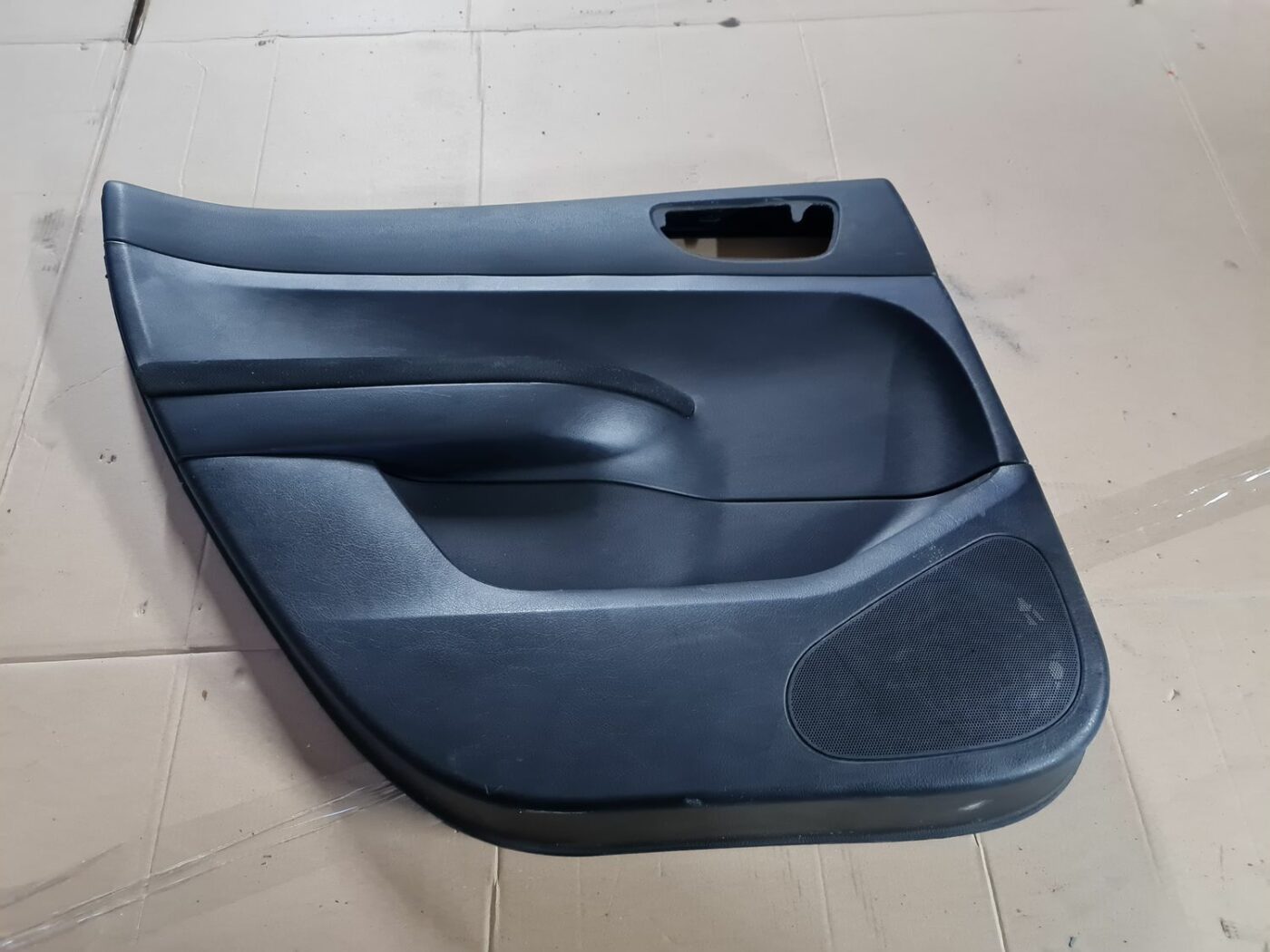 Aizmugurējo kreiso durvju apdare priekš PEUGEOT 307 2003 1 Aizmugurējo kreiso durvju apdare priekš PEUGEOT 307 2003