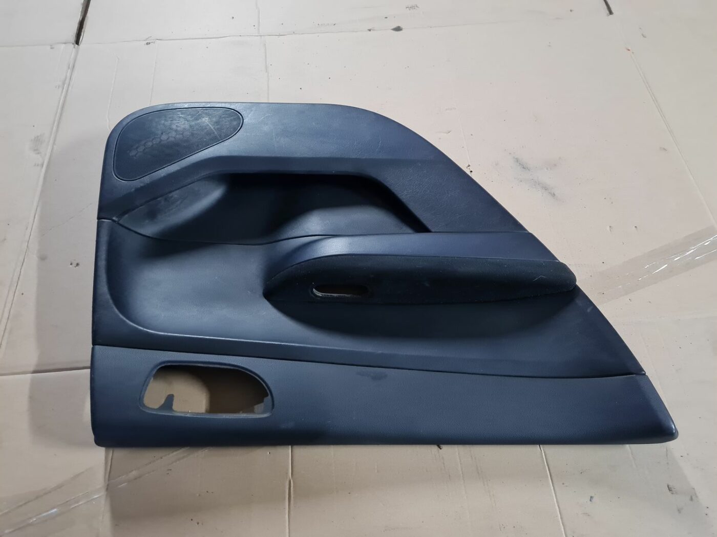 Aizmugurējo kreiso durvju apdare priekš PEUGEOT 307 2003 2 Aizmugurējo kreiso durvju apdare priekš PEUGEOT 307 2003