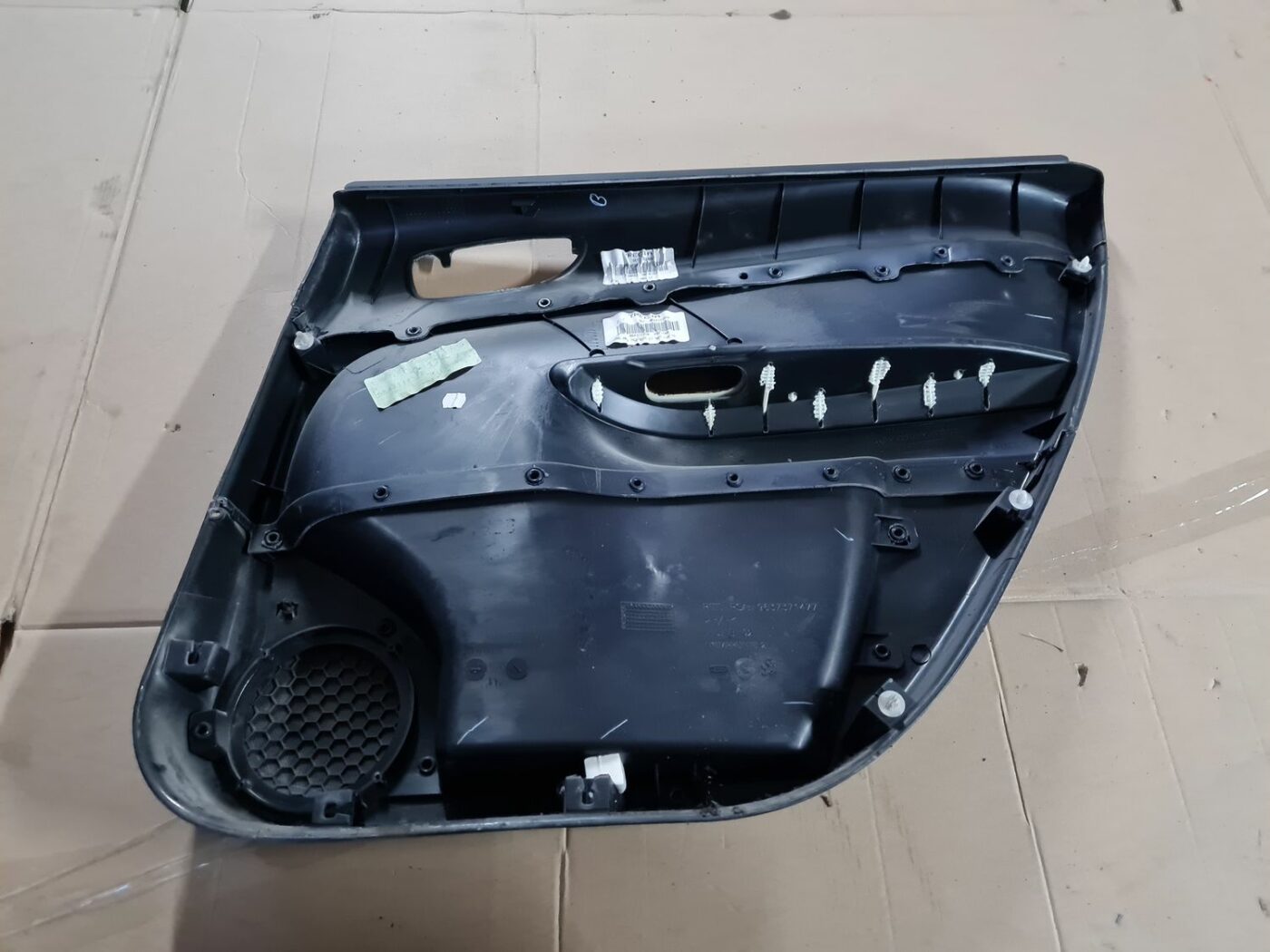 Aizmugurējo kreiso durvju apdare priekš PEUGEOT 307 2003 3 Aizmugurējo kreiso durvju apdare priekš PEUGEOT 307 2003