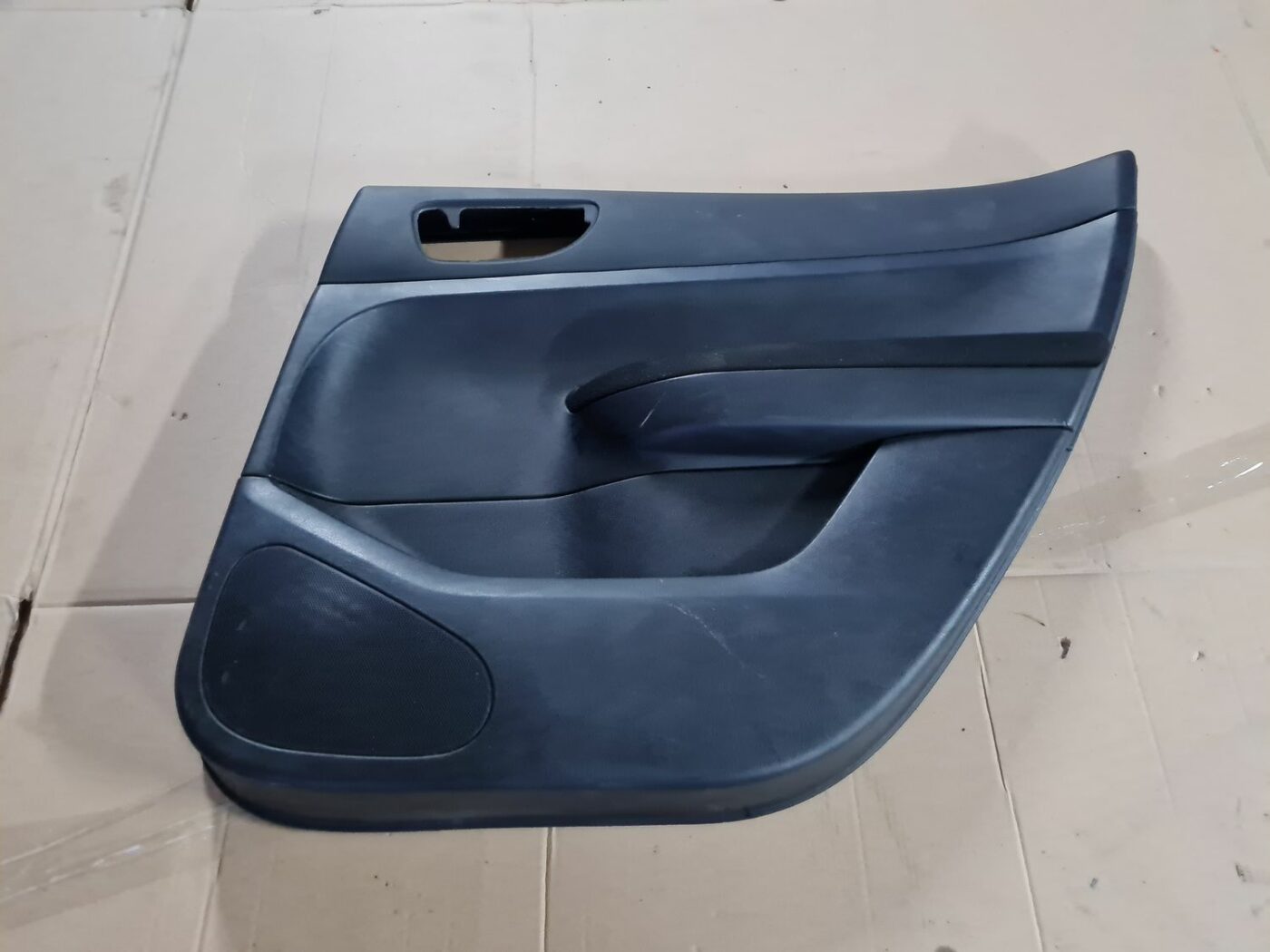 Aizmugurējo labo durvju apdare priekš PEUGEOT 307 2003 1 Aizmugurējo labo durvju apdare priekš PEUGEOT 307 2003