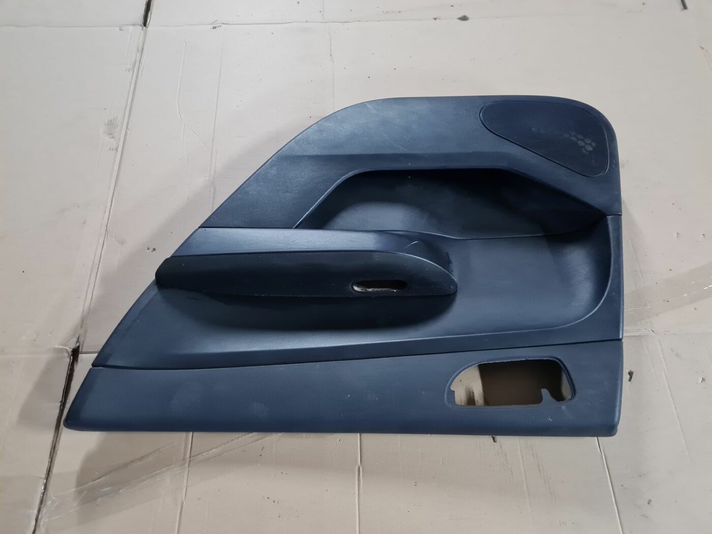 Aizmugurējo labo durvju apdare priekš PEUGEOT 307 2003 3 Aizmugurējo labo durvju apdare priekš PEUGEOT 307 2003