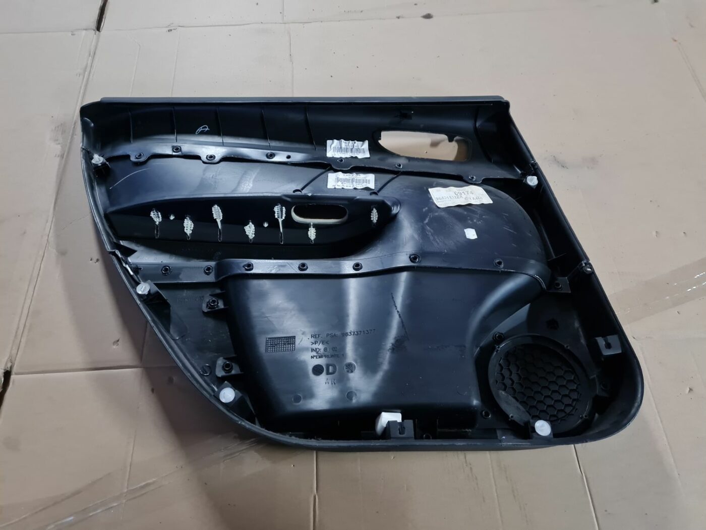 Aizmugurējo labo durvju apdare priekš PEUGEOT 307 2003 2 Aizmugurējo labo durvju apdare priekš PEUGEOT 307 2003