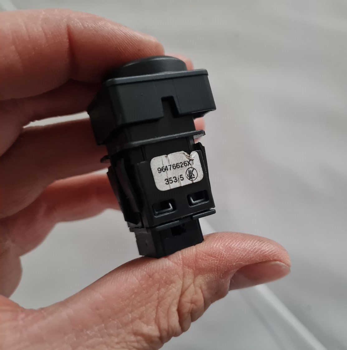 Atvēršanas/aizvēršanas poga priekš CITROEN C4 2006-2 3 Atvēršanas/aizvēršanas poga priekš CITROEN C4 2006-2